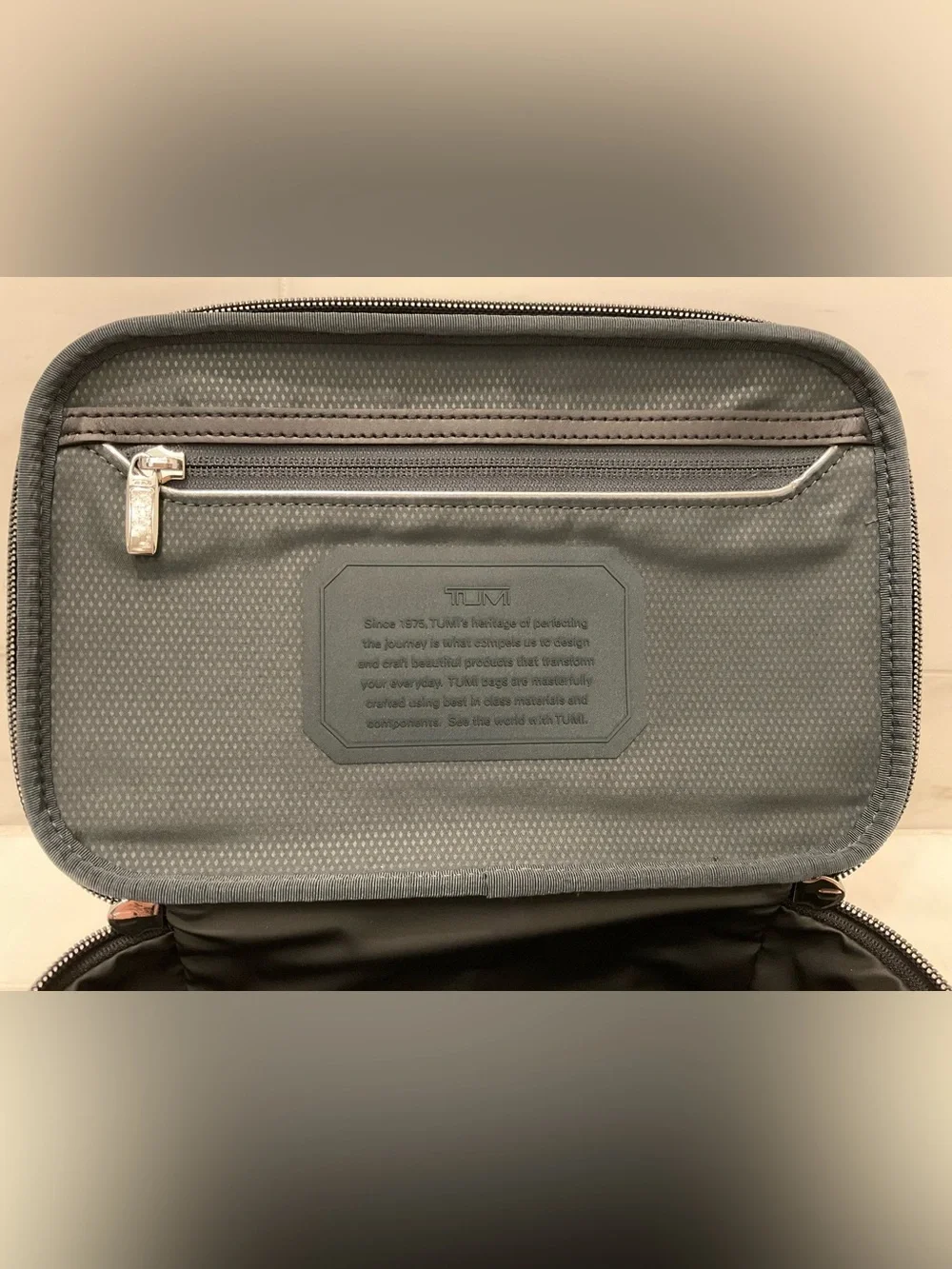 NEW Tumi ARRIVE RICHARDS 9.75” Travel Kit Toiletry Bag - BLACK & CARBON FIBER